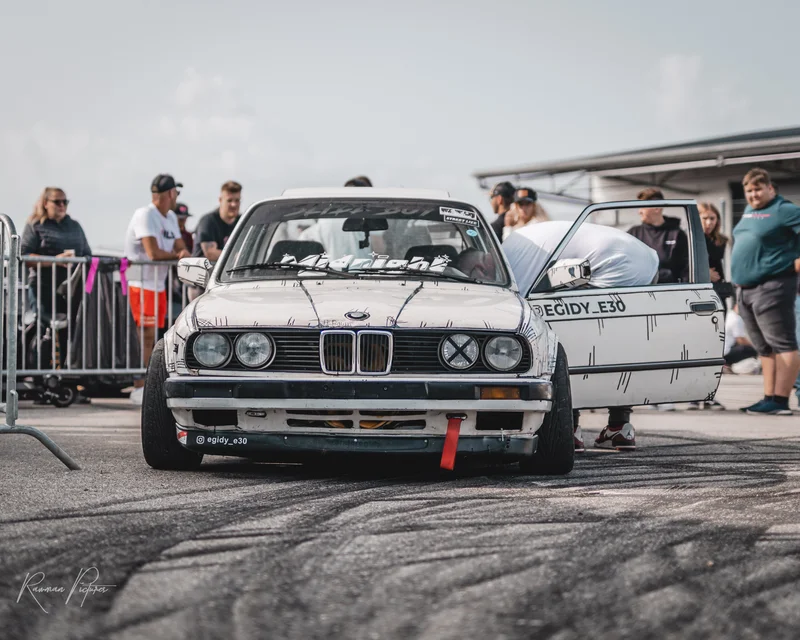 RawmanPictures - Sebastian Schiefermayr | Russnsoda Summer Closing | Drift-Event-Actionshot: Motorsport-Fotografie mit Rennwagen und Zuschauern.