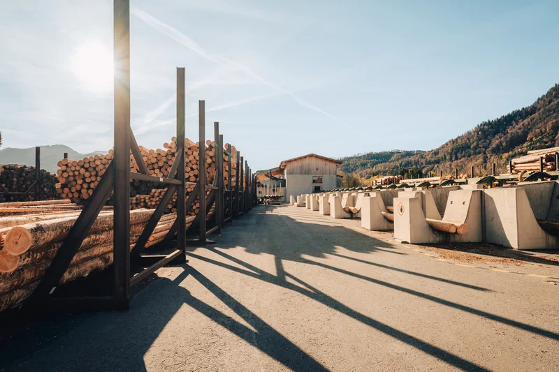 RawmanPictures - Sebastian Schiefermayr | Sägewerk Löberbauer | Holzverarbeitungsanlage in sonniger Berglandschaft, industrielle Fotografie Outdoors.