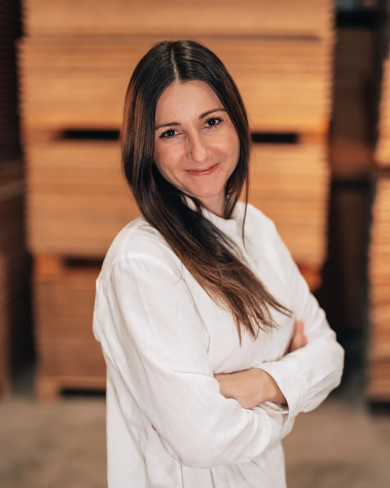RawmanPictures - Sebastian Schiefermayr | Firmenshooting EasyBox GmbH | Porträtfotografie Frau lächelnd, natürliche Beleuchtung, Studioaufnahme, professionell.