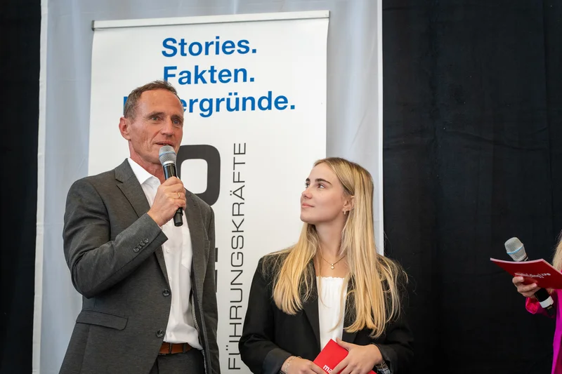 RawmanPictures - Sebastian Schiefermayr | Marke[ding] Wels | Ein Event mit Rednern und Zuhörern, ideal für Business- und Eventfotografie.