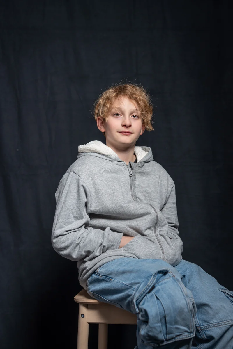 RawmanPictures - Sebastian Schiefermayr | Portrait-Shooting Ozon | Porträtfotografie eines entspannten Teenagers im Studio, moderner Look, Hoodie, Jeans.