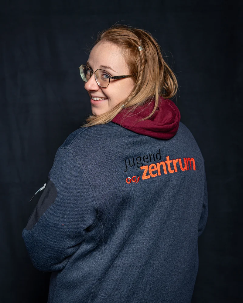RawmanPictures - Sebastian Schiefermayr | Portrait-Shooting Ozon | Porträtfotografie mit einem jungen Erwachsenen im Freizeitzentrum-Setting.