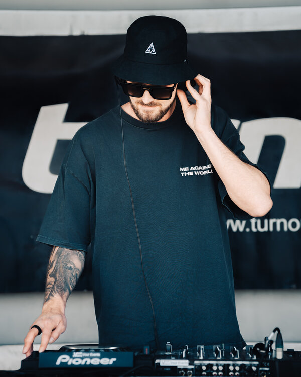 RawmanPictures - Sebastian Schiefermayr | Jay Escola b2b Nikkush | DJ bei der Arbeit mit Kopfhörer und Mischpult, Schwarz-Weiß-Look, Musik-Event.