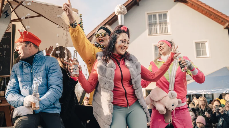 RawmanPictures - Sebastian Schiefermayr | Faschingsumzug Weißkirchen | Fröhliche Menschen feiern im Freien, festliche Stimmung bei Karneval oder Festival.
