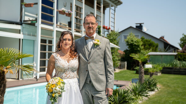 RawmanPictures - Sebastian Schiefermayr | Hochzeit Traude & Gerhard | Hochzeitsfotografie im Garten: Romantische Paarbilder vor moderner Hauskulisse.