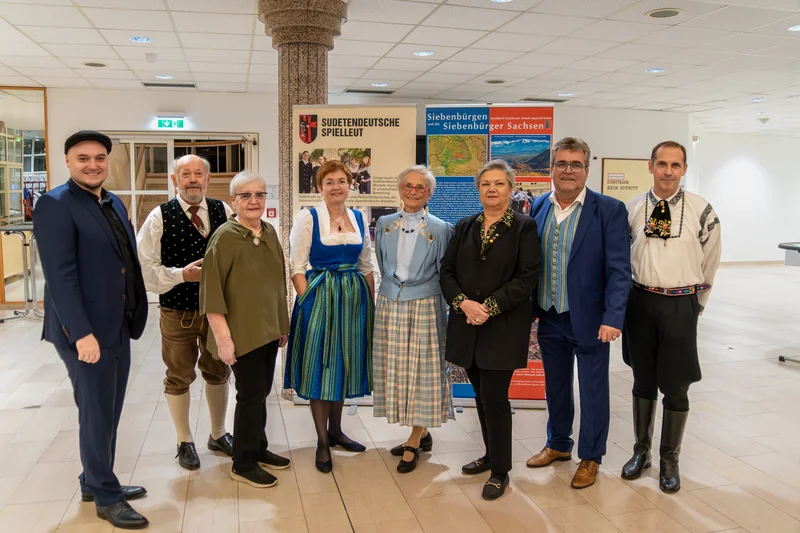 RawmanPictures - Sebastian Schiefermayr | Volkstanzfest | Gruppenfoto traditioneller Kleidung, kulturelles Event, deutsche Trachtenfotografie.