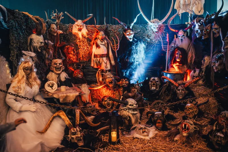 RawmanPictures - Sebastian Schiefermayr | Maskenausstellung | Gruselige Halloween-Dekoration mit Dämonenmasken und unheimlicher Beleuchtung für Fotografie.