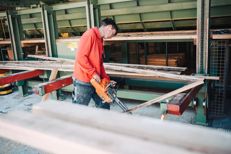 RawmanPictures - Sebastian Schiefermayr | Sägewerk Löberbauer | Holzbearbeitung Werkstatt: Präzises Sägen für hochwertige Tischlerarbeiten.