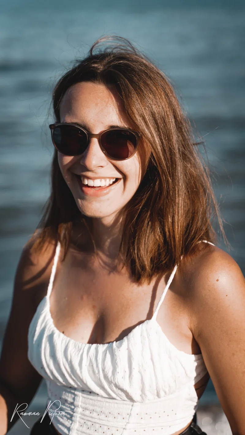RawmanPictures - Sebastian Schiefermayr | Chioggia 2022 | Porträt einer Frau am Strand, Sonnenbrille, Lächeln, sommerlicher Look.