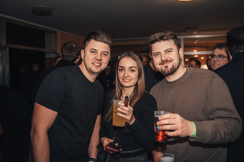RawmanPictures - Sebastian Schiefermayr | Krampusnacht | Partyfotografie, Event, Feier, Lächeln, Nachtleben, Freunde, Geselligkeit, Spaß, Getränke genießen.