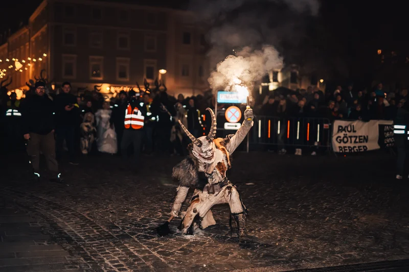 RawmanPictures - Sebastian Schiefermayr | Perchtenlauf Eferding | Traditionelles Fest: Halloween-Nacht, verkleideter Darsteller mit Fackel, historische Kulisse.