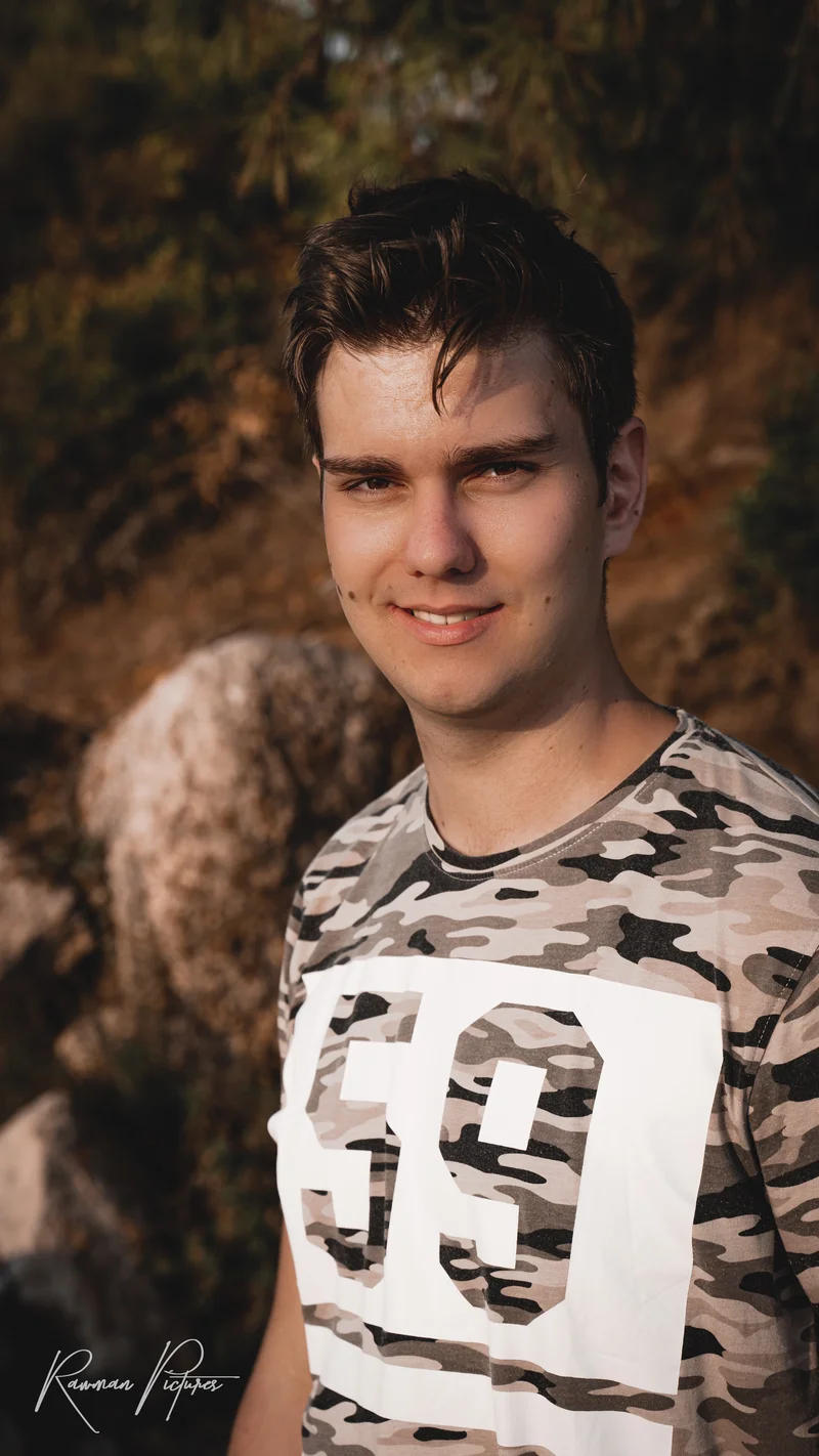 RawmanPictures - Sebastian Schiefermayr | Maturareise Kroatien | Junger Mann im Freien, natürliche Beleuchtung, Porträtfotografie, warme Farbtöne.