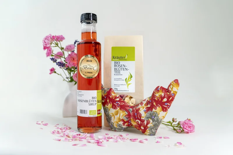 RawmanPictures - Sebastian Schiefermayr | Kräuter­manufaktur Sallmannsberg | Bio Rosenblüten-Sirup und Tee mit Blütenarrangement. Natürliches, florales Genusserlebnis.