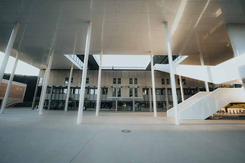 RawmanPictures - Sebastian Schiefermayr | Fotowalk Burhan | Moderne Architektur bei Tageslicht, Bibliothek und Lernzentrum. Hochwertiges Architekturfoto.