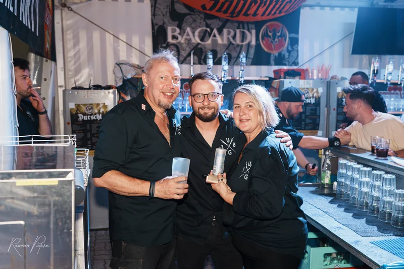 RawmanPictures - Sebastian Schiefermayr | Stadtfest-Marchtrenk  | Alt-Text: "Bar-Event mit Team, Getränke, Lächeln, Nachtleben, Jägermeister, Bacardi, Bedienungsfreundlichkeit"