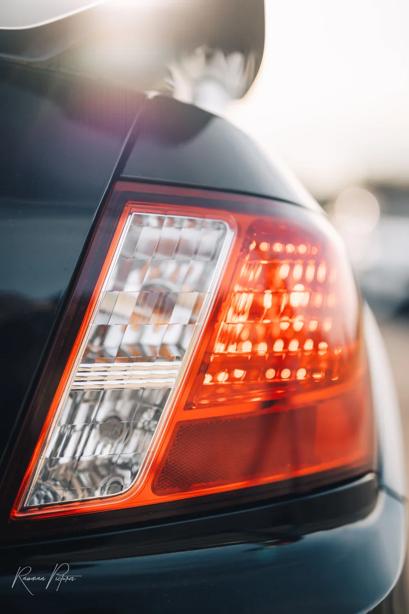 RawmanPictures - Sebastian Schiefermayr | Carshooting Eidenberg | Nahaufnahme eines Autolichts bei Sonnenuntergang, mit Bokeh-Effekt. Fahrzeugfotografie.