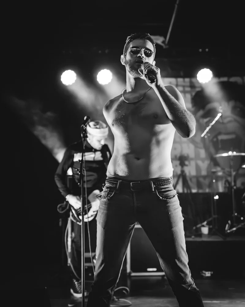 RawmanPictures - Sebastian Schiefermayr | Krampusnacht | Bühnenfotografie von Livemusik-Konzert in intensivem Schwarz-Weiß-Licht.