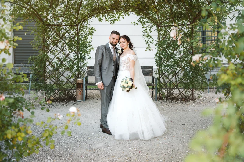 RawmanPictures - Sebastian Schiefermayr | Hochzeit Natalia & Jürgen | Romantische Hochzeitsfotografie im Gartenambiente: Paar im Glück unter grüner Laube.