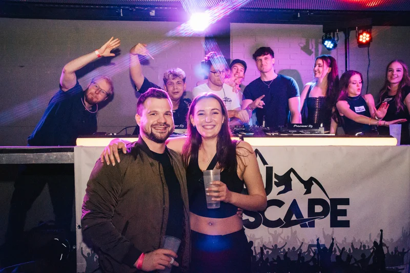 RawmanPictures - Sebastian Schiefermayr | JKU Mensafest | Partyatmosphäre mit tanzenden Menschen im Club, DJ auf der Bühne, Clubnacht-Fotografie.