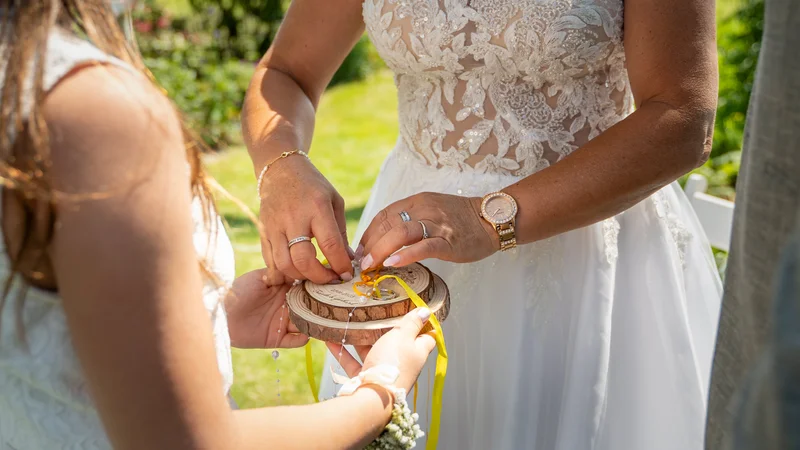 RawmanPictures - Sebastian Schiefermayr | Hochzeit Traude & Gerhard | Hochzeitsdetail-Fotografie: Emotionale Momente im Freien festhalten.