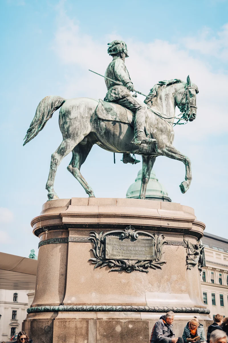 RawmanPictures - Sebastian Schiefermayr | Daytrip Wien | Monumentale Reiterstatue vor klarer Himmelkulisse – Kunstvolle Fotografie einer beeindruckenden Skulptur.