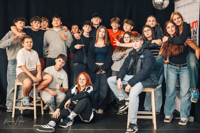 RawmanPictures - Sebastian Schiefermayr | Shooting OZON | Gruppe junger Menschen posiert lässig auf einer Bühne, moderne Portraitfotografie.