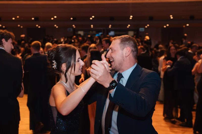 RawmanPictures - Sebastian Schiefermayr | Maturaball HTL1 | Tanzpaar in abendlicher Veranstaltung, festliche Ballfotografie.