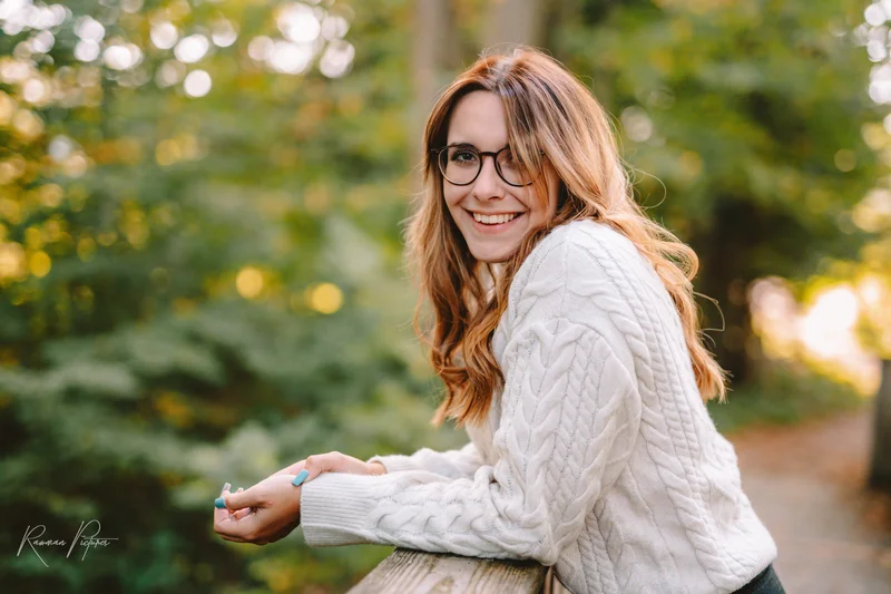 RawmanPictures - Sebastian Schiefermayr | Shooting Sophie N. | Porträtfotografie im Wald: Natürliches Licht und entspannte Atmosphäre.
