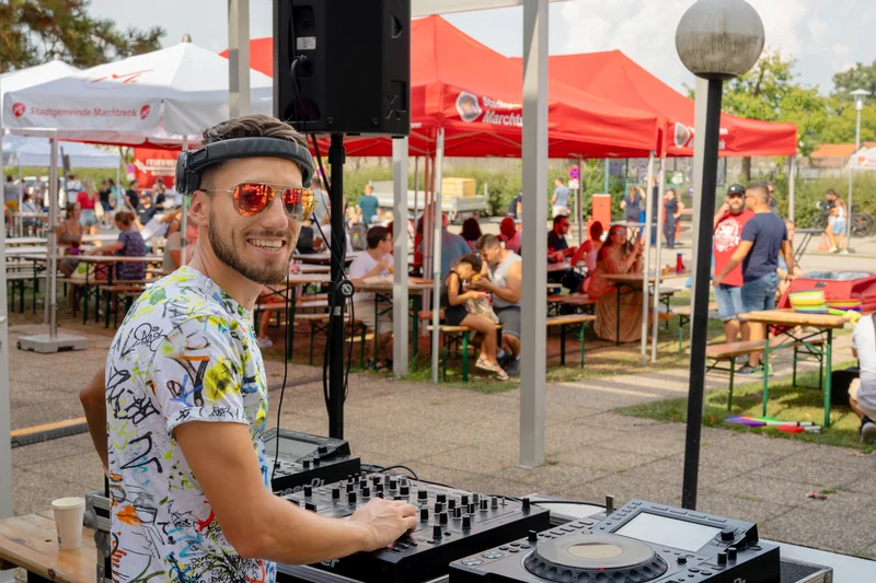RawmanPictures - Sebastian Schiefermayr | Sommereisdisco | DJ spielt auf Outdoor-Event, belebte Atmosphäre, Sommerfest, Musik, Unterhaltung, Livemusik.