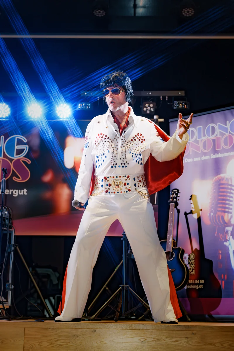 RawmanPictures - Sebastian Schiefermayr | Solong - Charity Event | Legendärer Elvis-Presley-Imitator bei Live-Performance auf der Bühne. Rockmusik-Event-Fotografie.