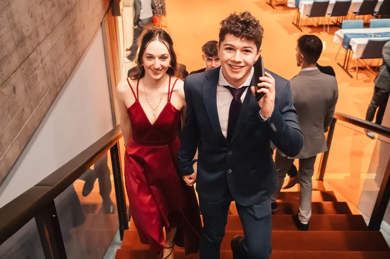 RawmanPictures - Sebastian Schiefermayr | Maturaball HTL1 | Junges Paar bei einer Veranstaltung: Eleganz, Mode und stilvolle Abendgarderobe.