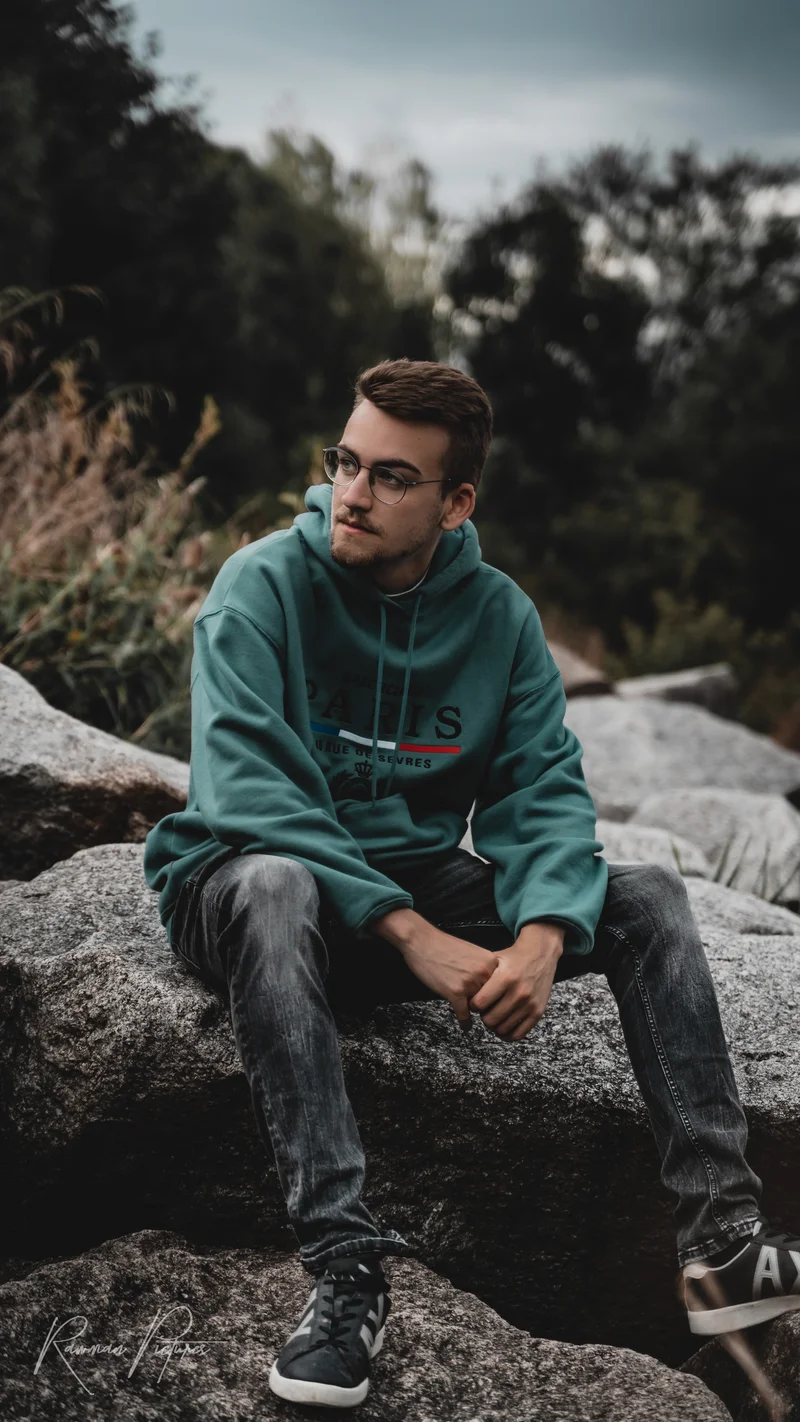 RawmanPictures - Sebastian Schiefermayr | Shooting Philipp B. | Junger Mann auf Felsen, Natur, entspanntes Portrait, Hoodie, Outdoor-Fotografie.