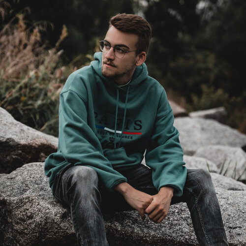 RawmanPictures - Sebastian Schiefermayr | Shooting Philipp B. | Junger Mann auf Felsen, Natur, entspanntes Portrait, Hoodie, Outdoor-Fotografie.