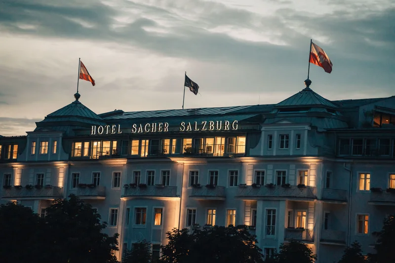RawmanPictures - Sebastian Schiefermayr | Contentday Salzburg | Hotel Sacher Salzburg bei Dämmerung, architektonische Fotografie, elegante Fassadenbeleuchtung.