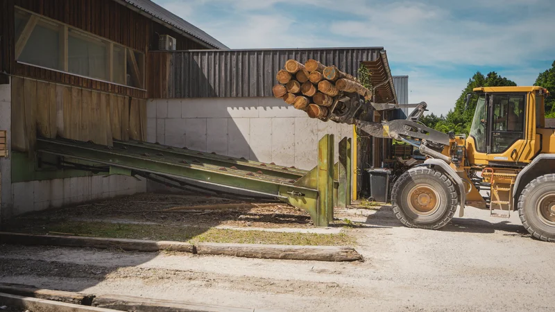 RawmanPictures - Sebastian Schiefermayr | Sägewerk Löberbauer | Bau- und Industriemaschinen: Holzverladung in moderner Sägewerkumgebung.