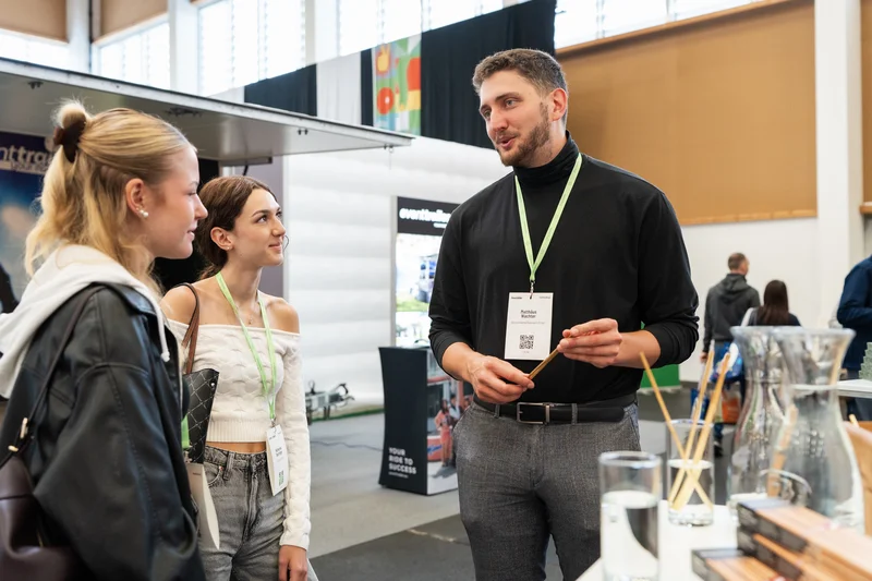 RawmanPictures - Sebastian Schiefermayr | Marke[ding] Wels | Messegespräch zwischen Ausstellern und Besuchern, Business-Fotografie, professioneller Austausch.
