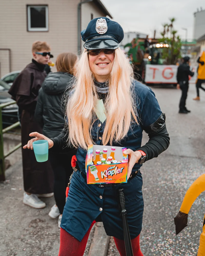 RawmanPictures - Sebastian Schiefermayr | Faschingsumzug Weißkirchen | Karneval-verkleidung, Party, Kostüm, Polizei, Spaß, Fotografie, Straßenfest, Feier, Maskerade.
