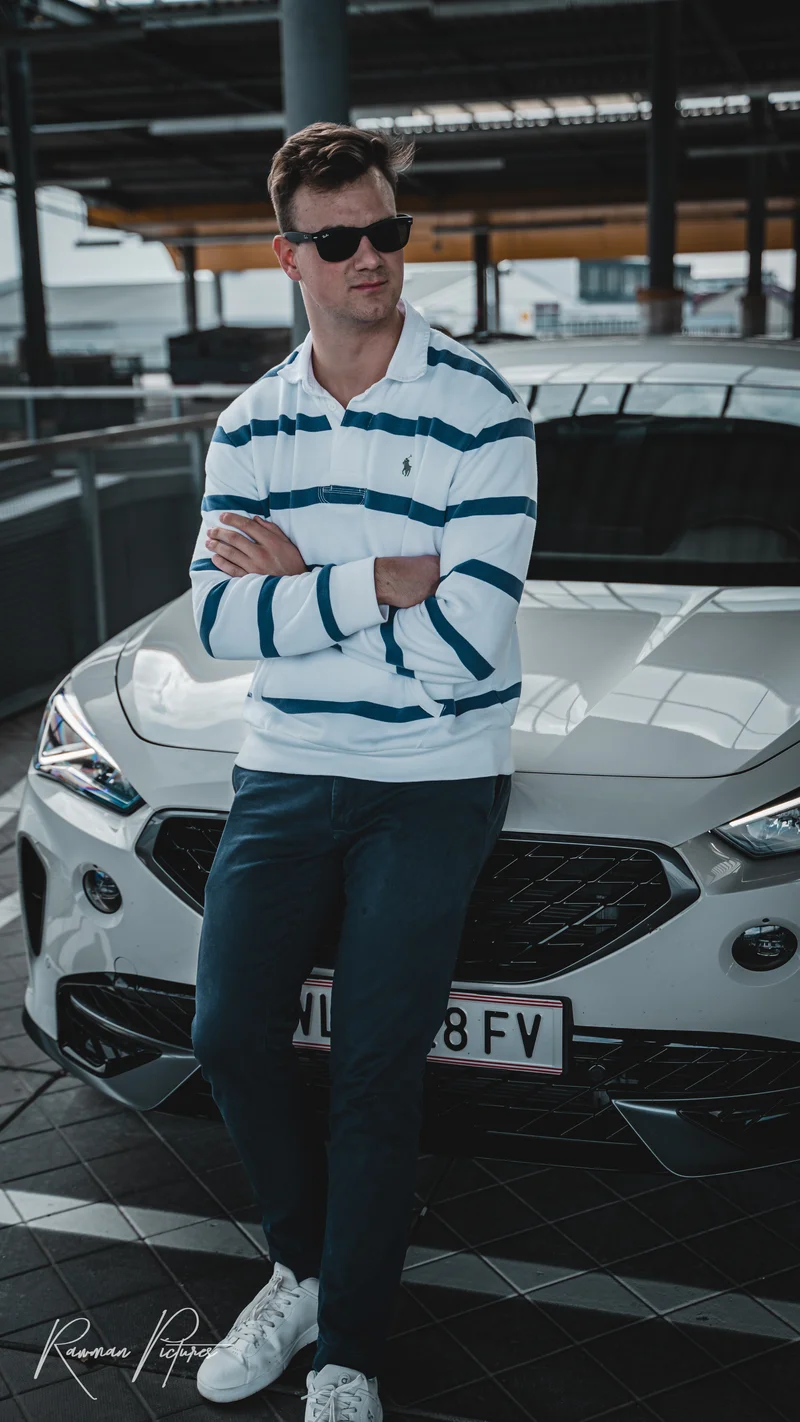 RawmanPictures - Sebastian Schiefermayr | Shooting Fabian K. | Modernes Porträt eines Mannes mit Luxusauto in urbanem Umfeld. Fotografie, Eleganz, Lifestyle.