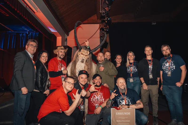 RawmanPictures - Sebastian Schiefermayr | Krampusnacht | Gruppe bei Veranstaltung mit Urkunde. Eventfotografie, stimmungsvolles Ambienteshooting.