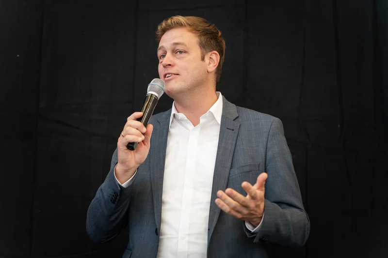 RawmanPictures - Sebastian Schiefermayr | Marke[ding] Wels | Professioneller Redner hält inspirierende Präsentation auf Veranstaltung.