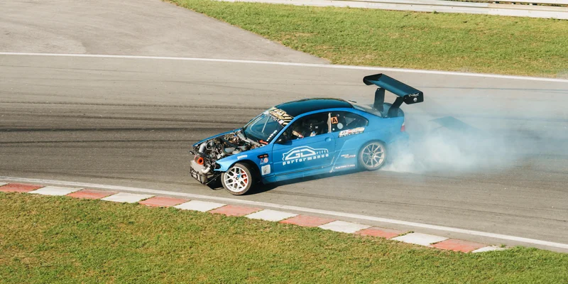 RawmanPictures - Sebastian Schiefermayr | Motortag 2026 | Driftender Sportwagen auf Rennstrecke, Reifenqualm, Motorsport-Fotografie.