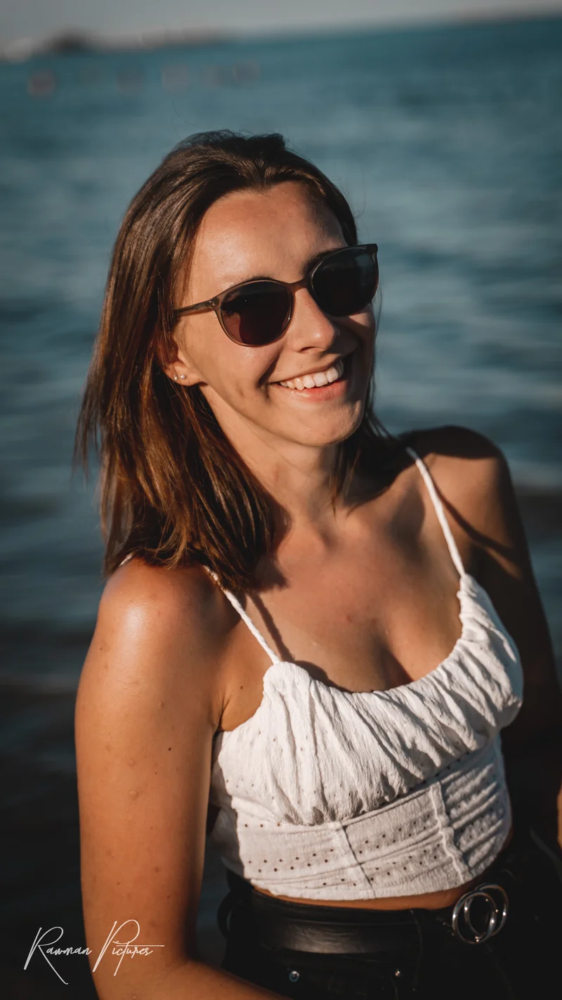 RawmanPictures - Sebastian Schiefermayr | Chioggia 2022 | Strand-Porträtfotografie bei Sonnenuntergang, entspanntes Lächeln und stilvolle Sonnenbrille.