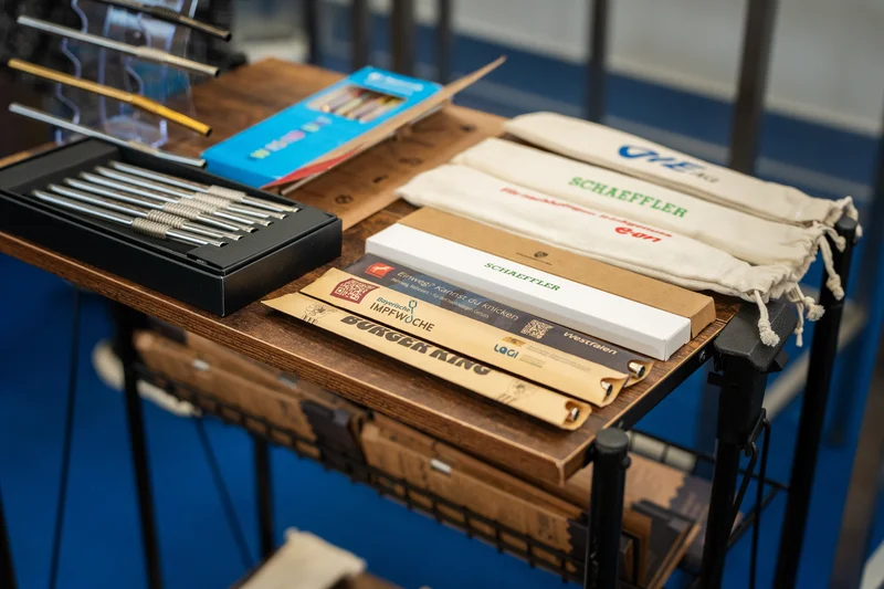 RawmanPictures - Sebastian Schiefermayr | Marke[ding] Wels | Stilvolle Büroaccessoires und Schreibsets auf Messetisch aus Holz. Perfekt für Businesspräsentationen.