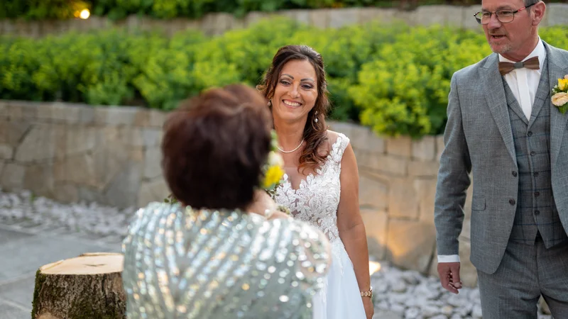 RawmanPictures - Sebastian Schiefermayr | Hochzeit Traude & Gerhard | Hochzeitsfotografie im Freien, natürliche Momente, glücklich, Brautpaar, emotionale Erinnerungen.