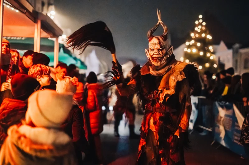 RawmanPictures - Sebastian Schiefermayr | Perchtenlauf Eferding | Fasching Karneval Nachtfotografie: Lebendige Kostüme und festliche Straßenbeleuchtung.