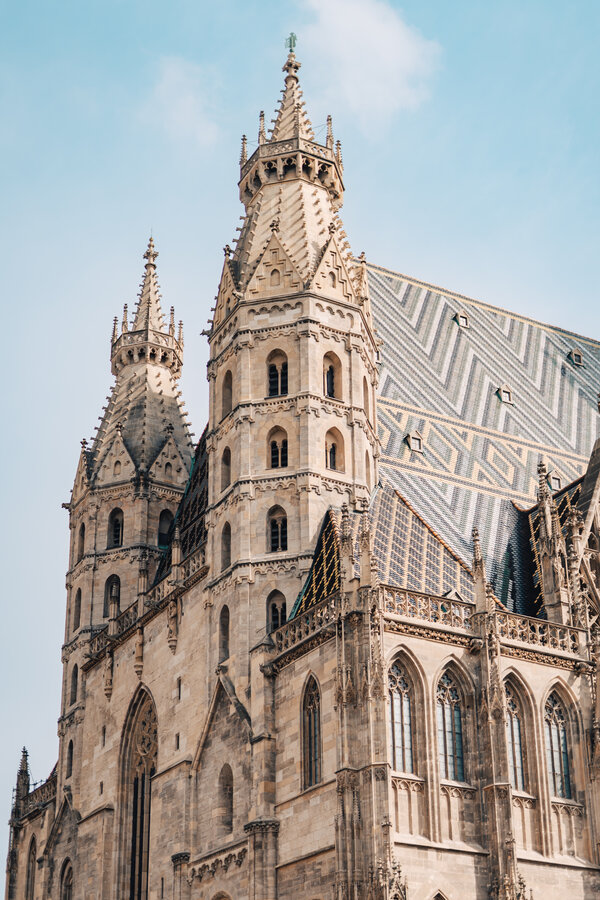 RawmanPictures - Sebastian Schiefermayr | Daytrip Wien | Gotische Architektur Wiens: Detailreiche Türme von St. Stephansdom, festgehalten bei Sonnenschein.
