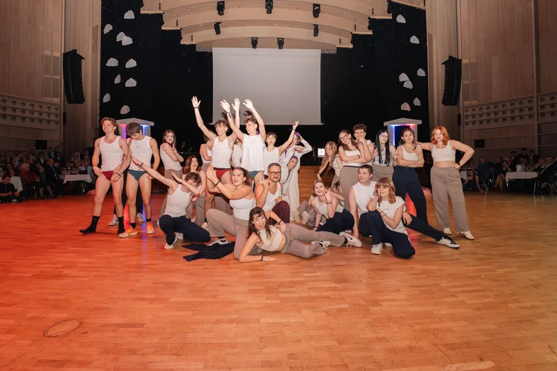 RawmanPictures - Sebastian Schiefermayr | Maturaball HTL1 | Tanzgruppe auf der Bühne in einem festlichen Saal, kreative Performance, Eventfotografie.