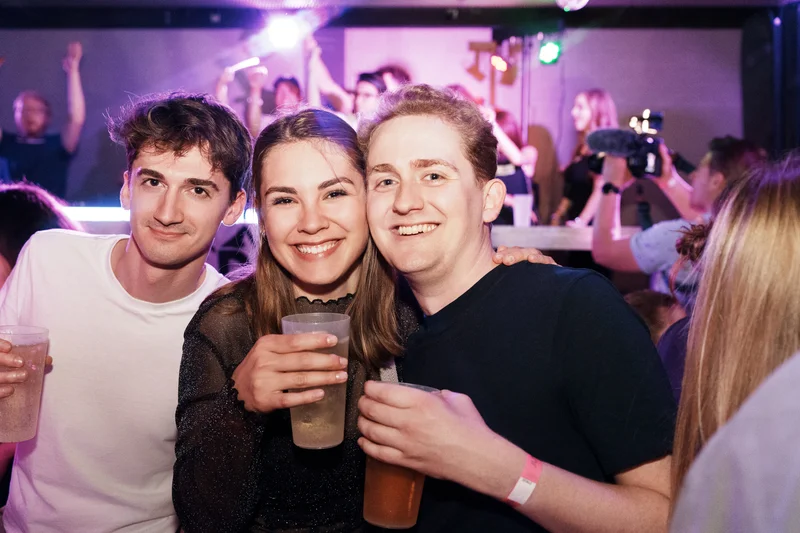 RawmanPictures - Sebastian Schiefermayr | JKU Mensafest | Junge Erwachsene feiern in einem Club, fröhliche Partyatmosphäre, Nachtleben-Fotografie.