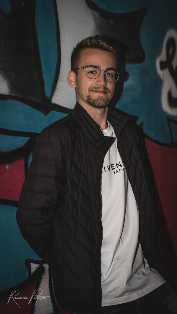 RawmanPictures - Sebastian Schiefermayr | Shooting Philipp B. | Porträtfotografie vor Graffitiwand, urbaner und moderner Stil.