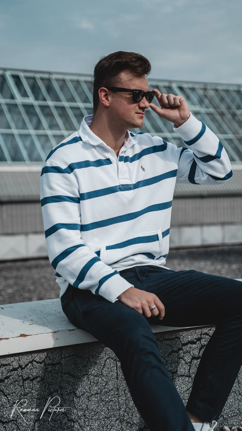 RawmanPictures - Sebastian Schiefermayr | Shooting Fabian K. | Mann im Streifenpullover mit Sonnenbrille auf Dachterrasse. Modefotografie, urbaner Stil.